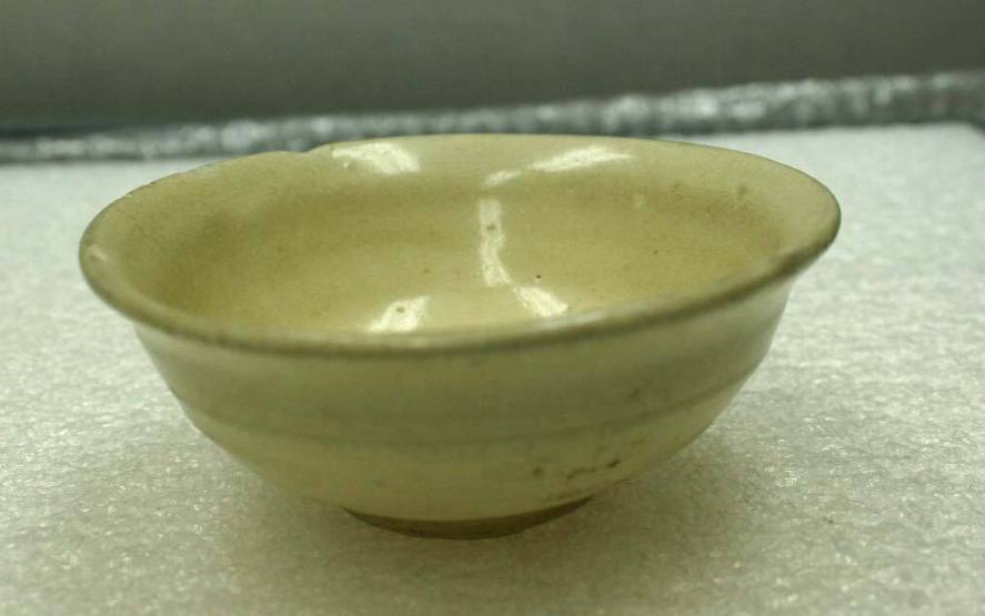 Yuan Dynasty white glazed pottery bowl on ring foot