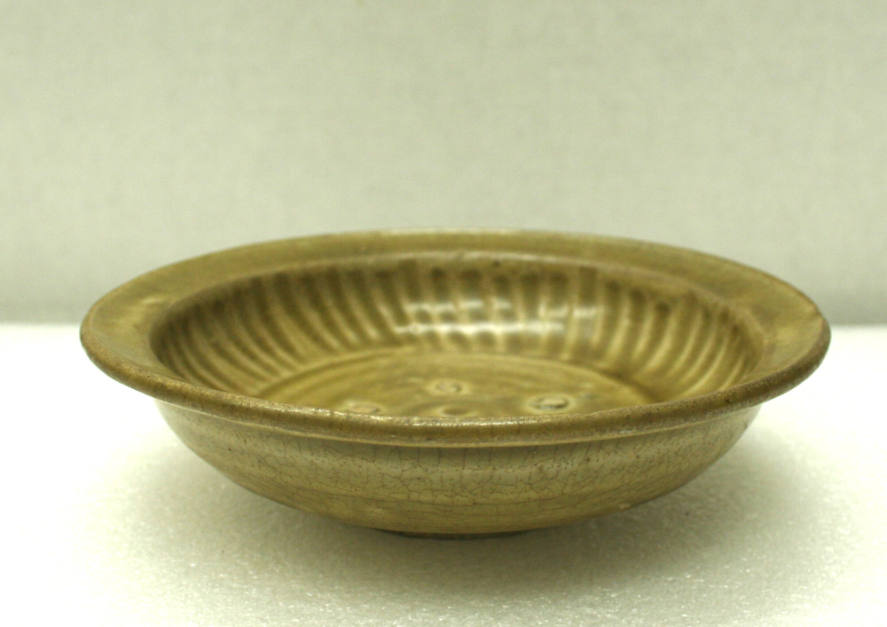 Yuan Dynasty Green and brown glazed porcelain fluted dish