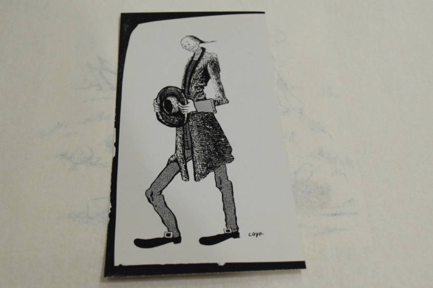 Tall colonial man with pigtail holding hat